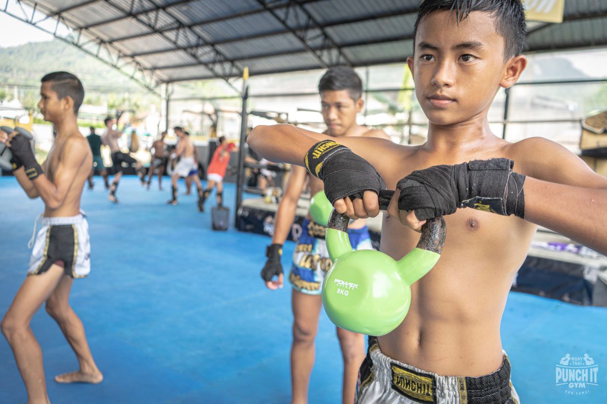 Das Leben eines Muay Thai Kämpfers in Thailand (Teil 2) Wie Kinder in Thailand mit Muay Thai aufwachsen