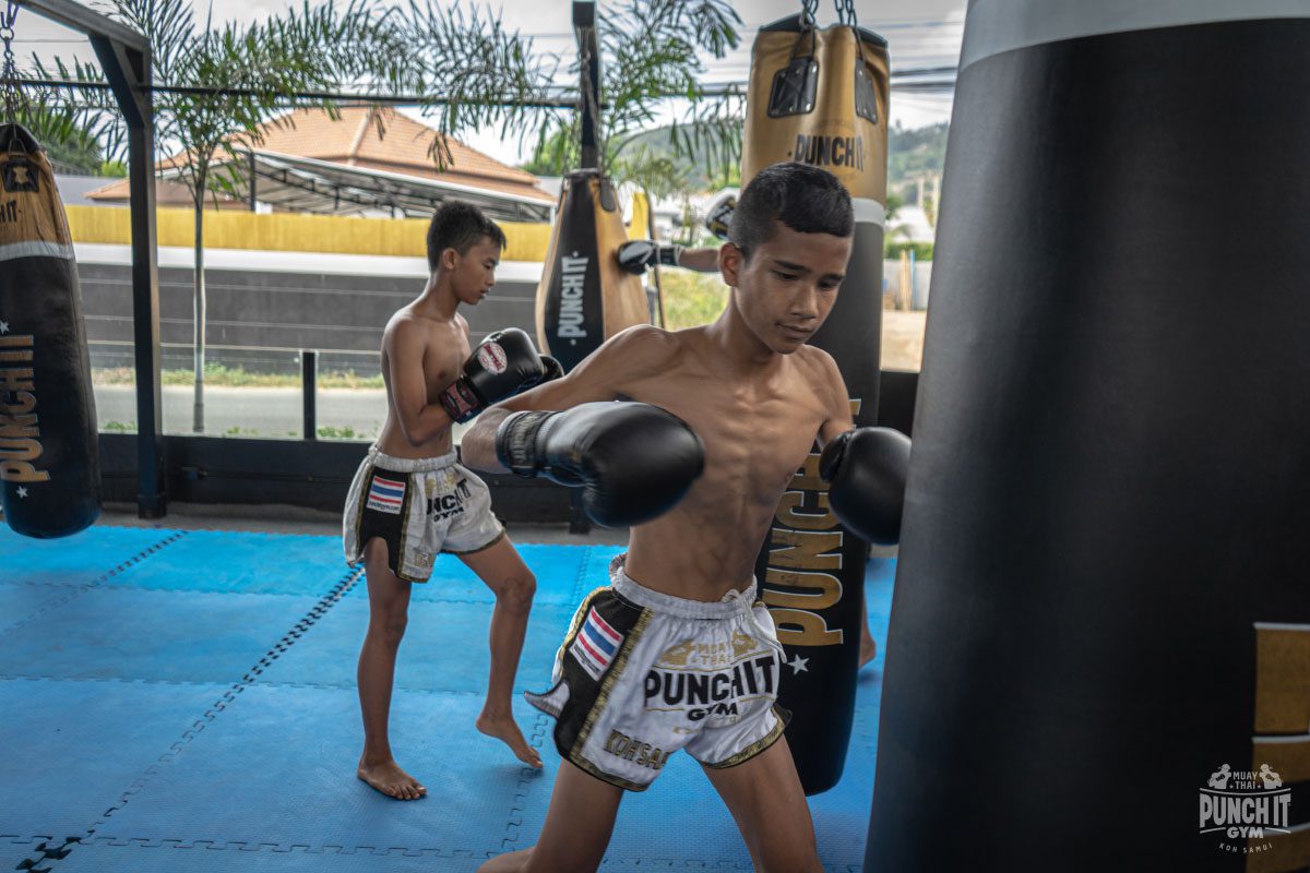 Das Leben eines Muay Thai Kämpfers in Thailand (Teil 2) Wie Kinder in Thailand mit Muay Thai aufwachsen